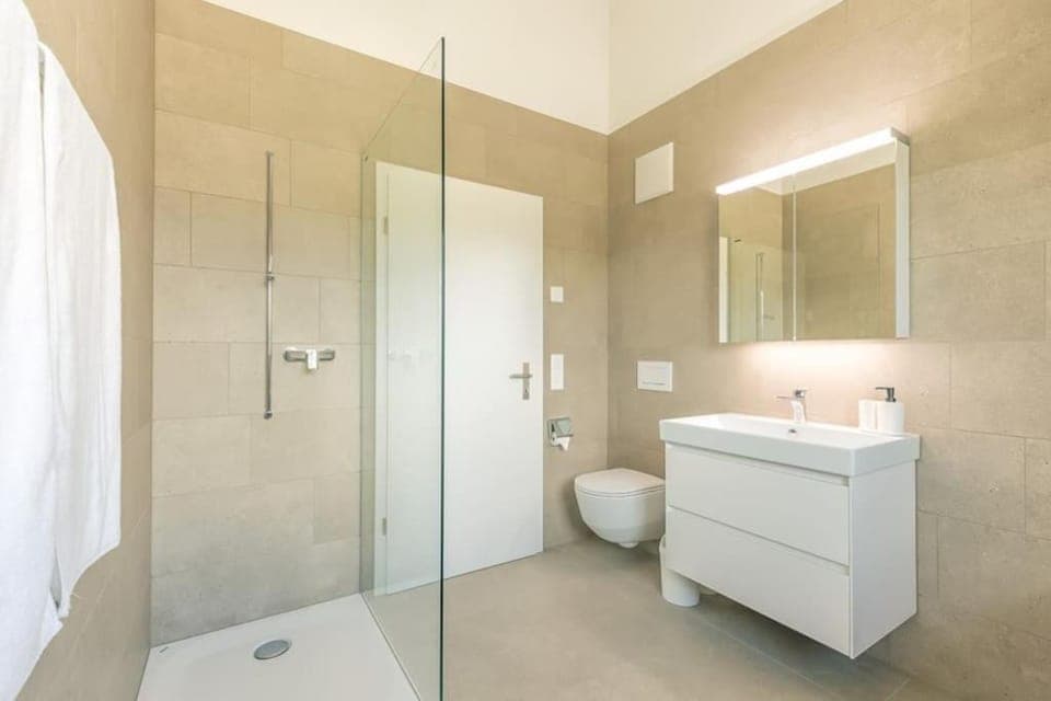 Shower, Toilet, Bathroom, towels