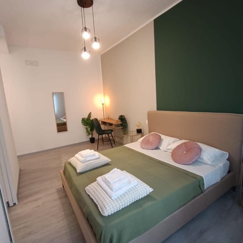 Bed, Photo of the whole room, Bedroom, towels