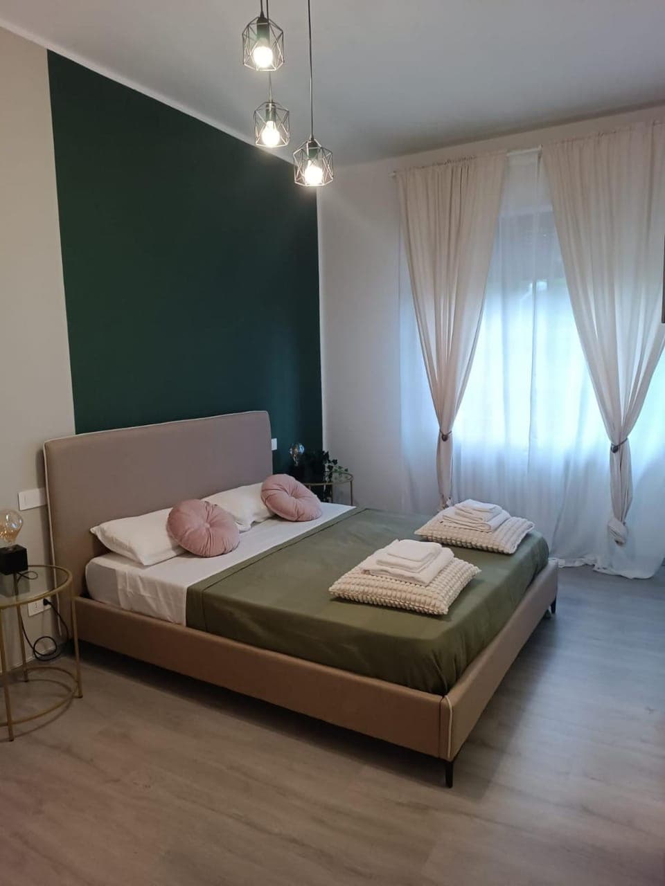 Bed, Bedroom, towels