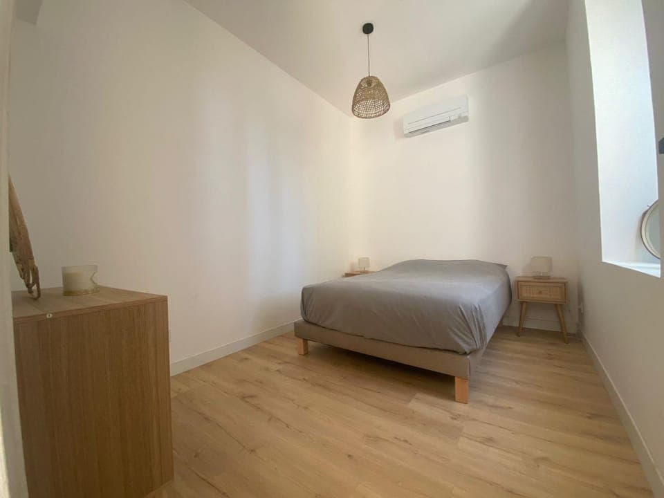 Bed, Photo of the whole room, Bedroom, air conditioner