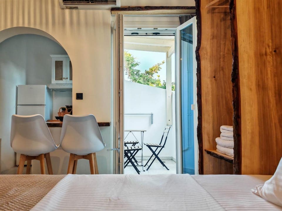 Bed, Kitchen or kitchenette, Photo of the whole room, Dining area, Bedroom