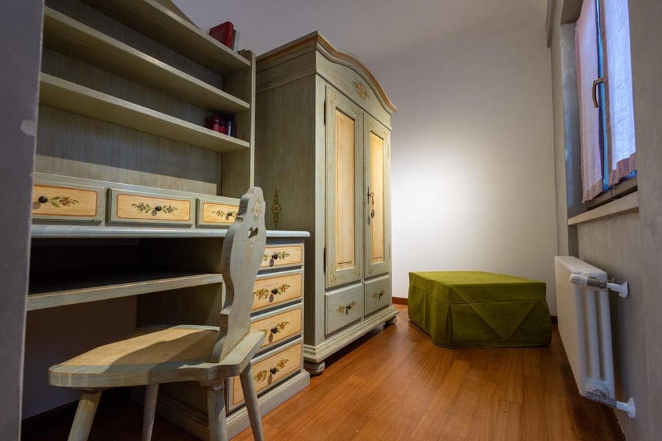 Photo of the whole room, Seating area, wardrobe