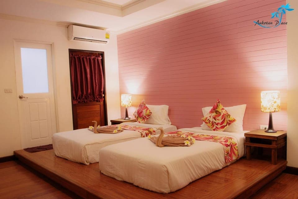 Bed, Photo of the whole room, Decorative detail, air conditioner