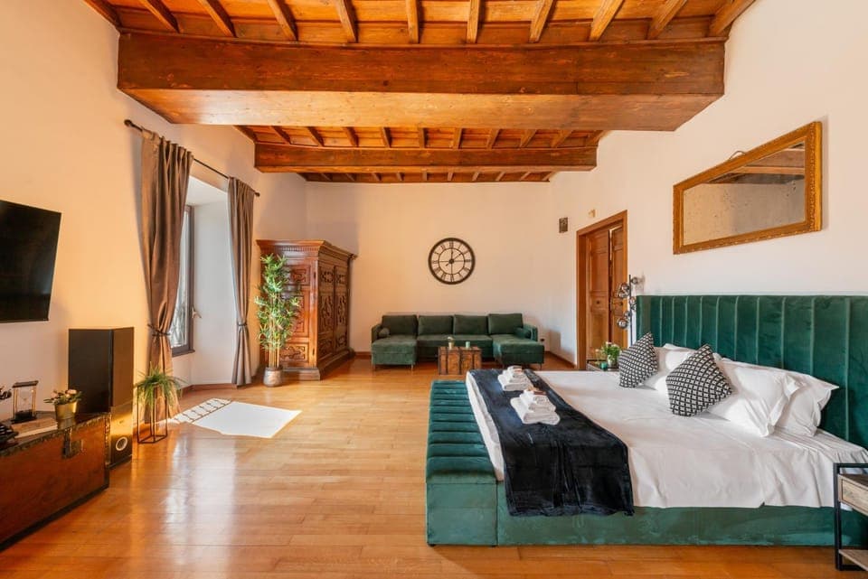 Bed, TV and multimedia, Bedroom