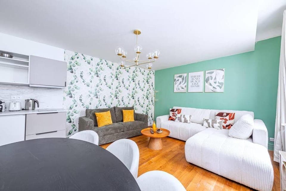 Kitchen or kitchenette, Living room, Seating area, Dining area