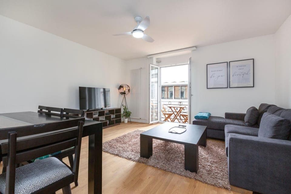 TV and multimedia, Balcony/Terrace, Living room, Seating area, Dining area