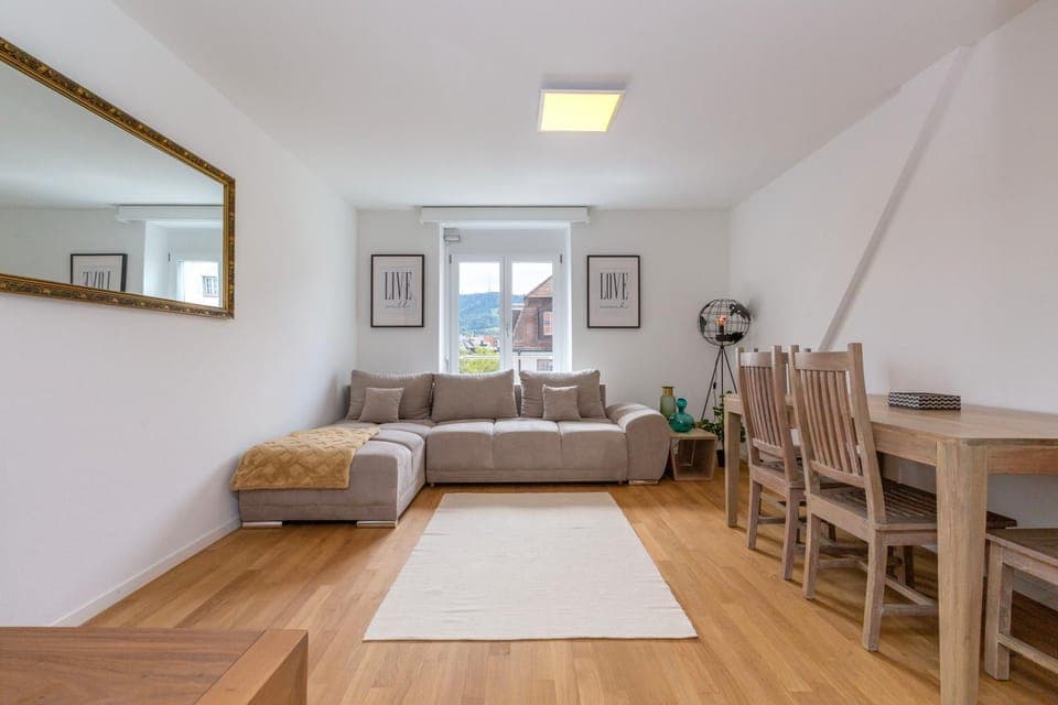 Bed, Living room, Seating area, Dining area, heating, internet