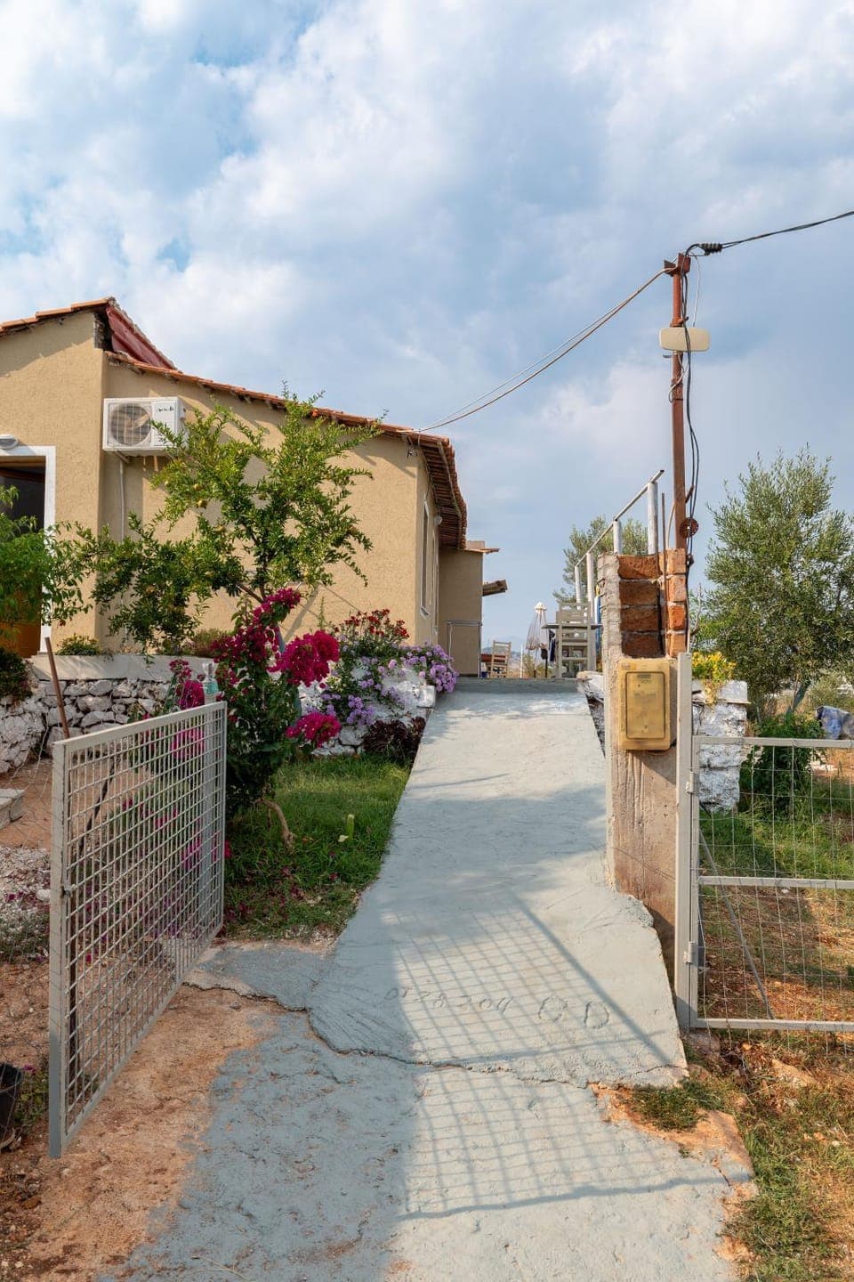 Property building, Spring, Day, Neighbourhood, Garden, Garden view, Street view