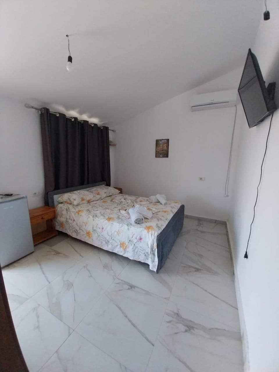 Bed, TV and multimedia, Photo of the whole room, Bedroom