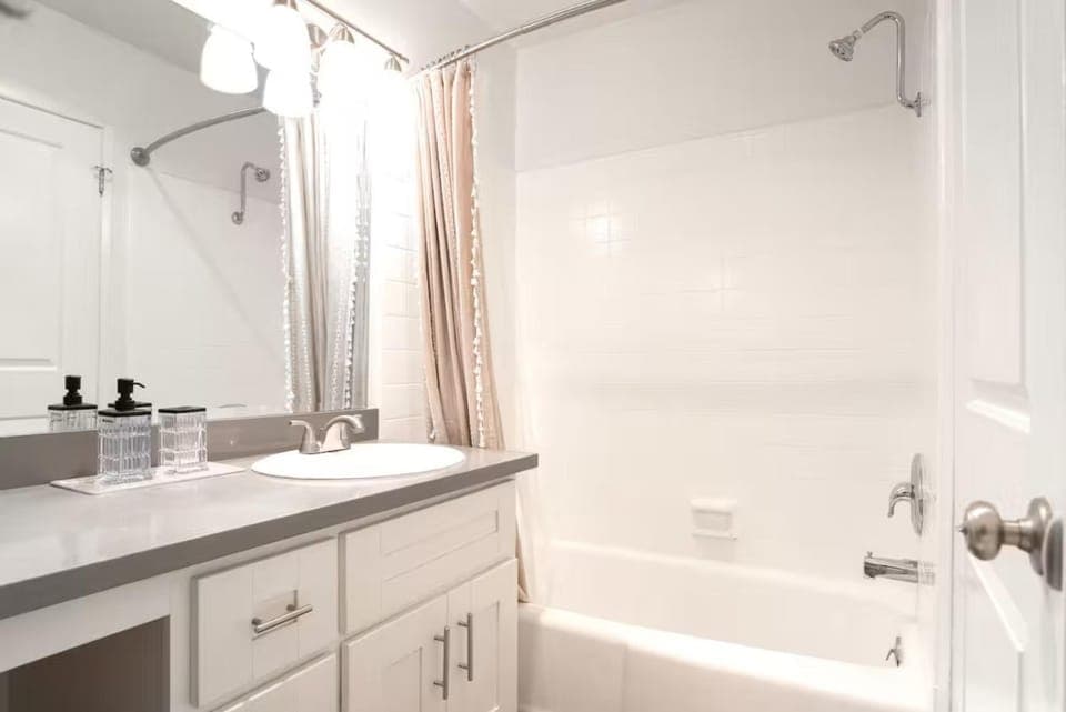 Property building, Bathroom, Bath