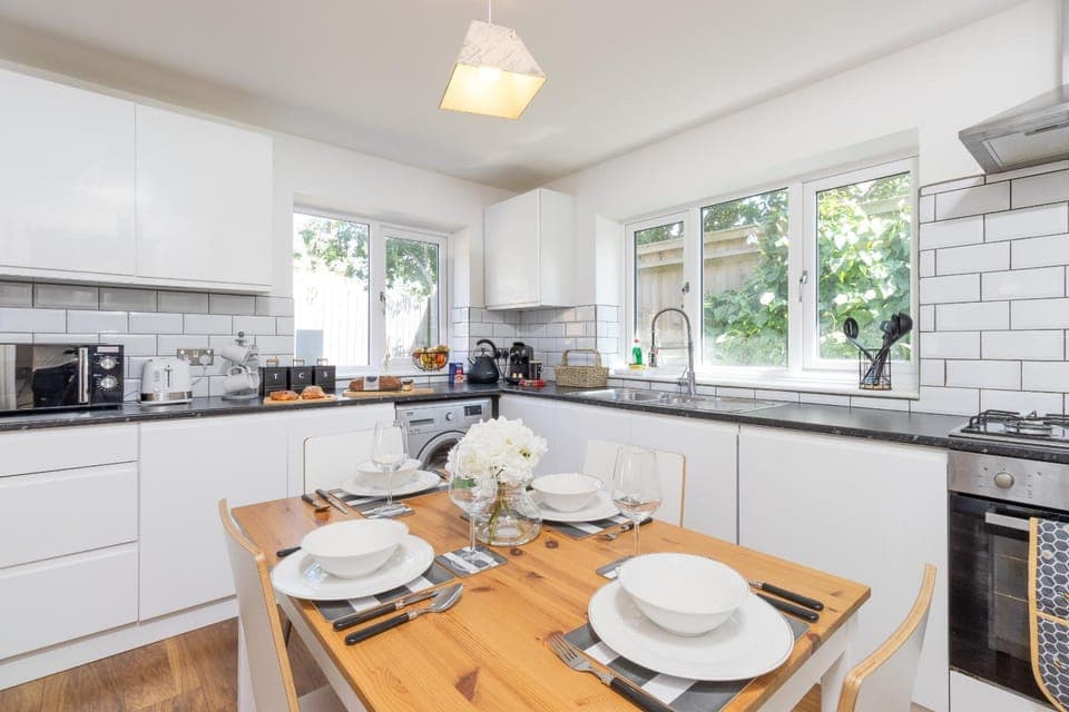 Coffee/tea facilities, Kitchen or kitchenette, Dining area, stove, toaster