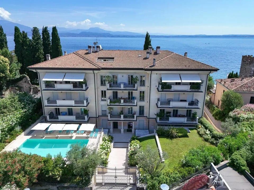 Property building, Day, Bird's eye view, Lake view, Pool view, Swimming pool