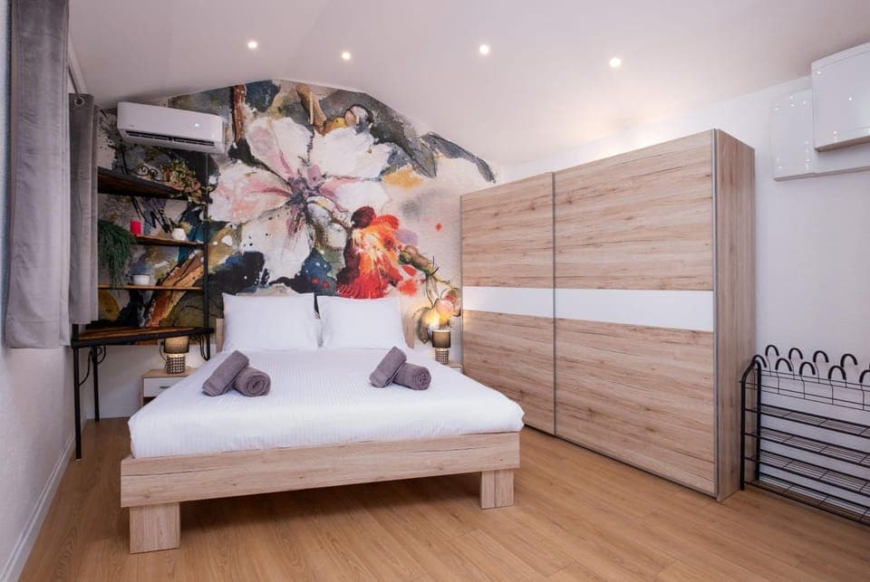 Bed, Bedroom, wardrobe, air conditioner