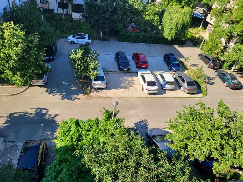 Bird's eye view, Location, Parking