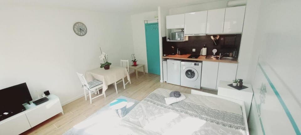 Bed, Dining area, Meals, washing machine, kitchen