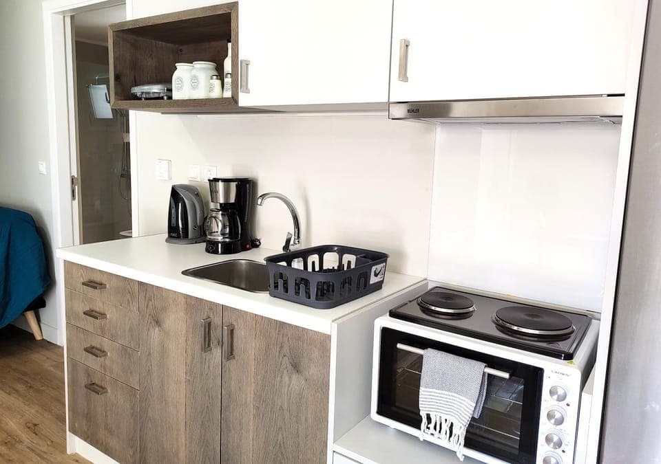 Coffee/tea facilities, Kitchen or kitchenette, stove