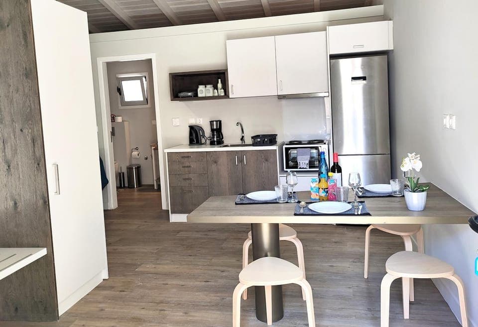 Coffee/tea facilities, Kitchen or kitchenette, Dining area, oven, stove