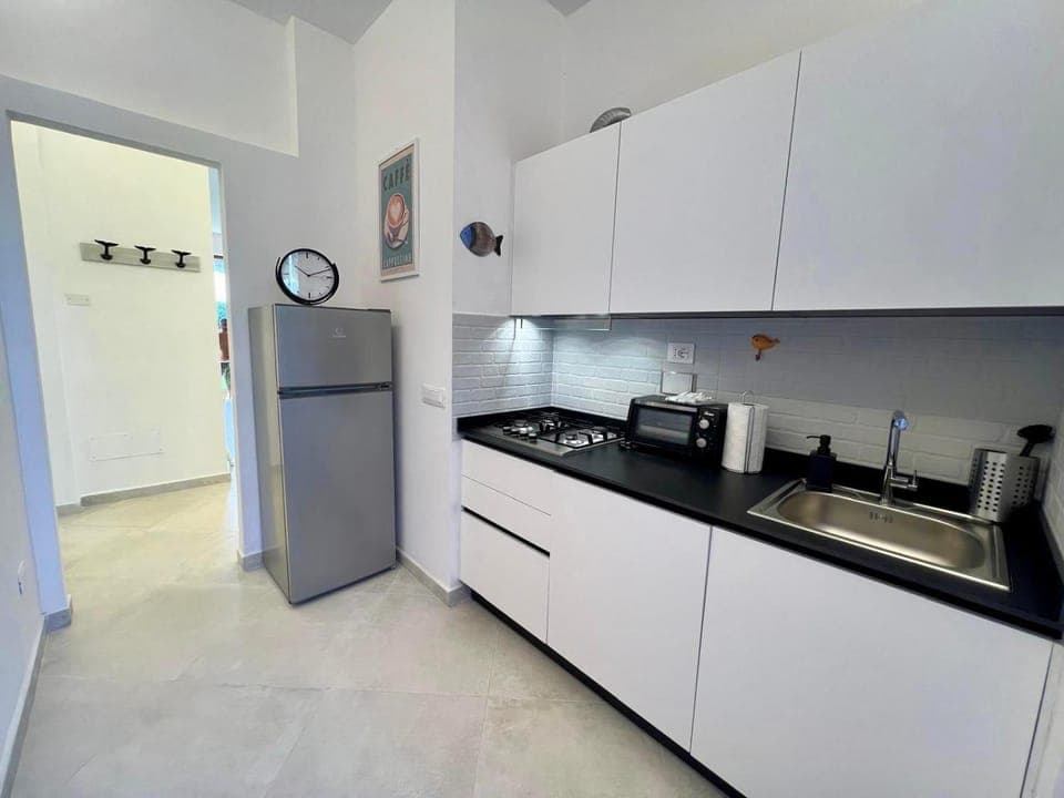 Coffee/tea facilities, Kitchen or kitchenette, dishwasher, oven, stove