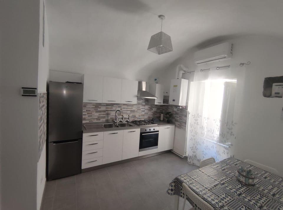 Kitchen or kitchenette, Photo of the whole room, oven, stove