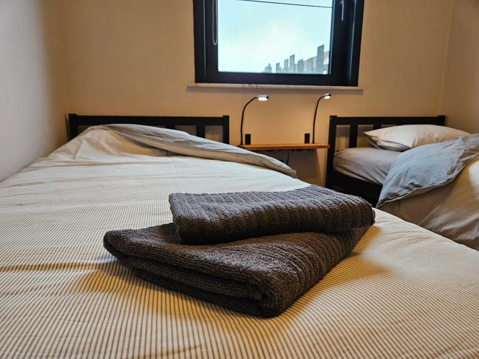 Bed, Bedroom, towels