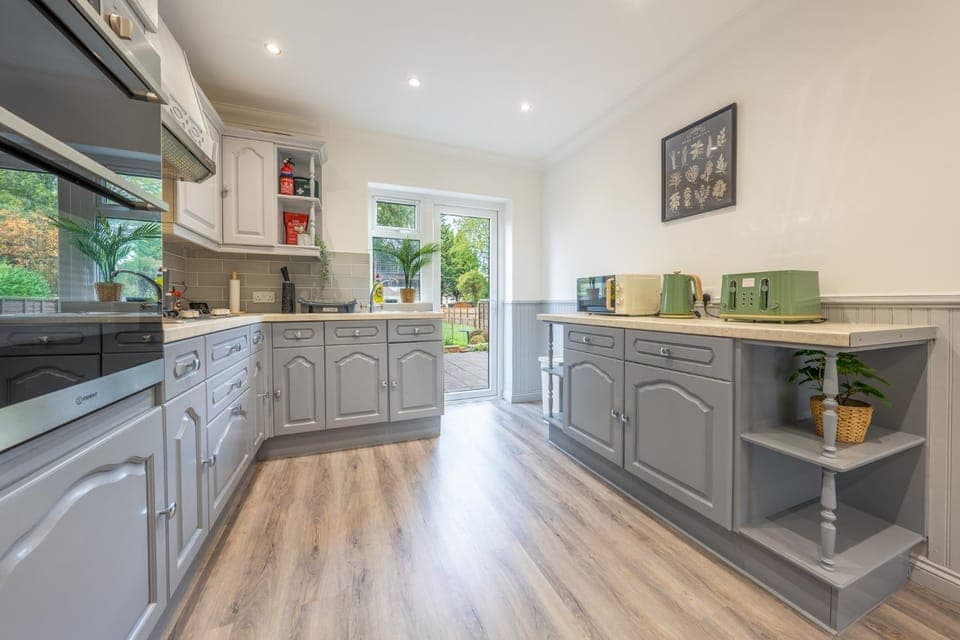 Kitchen or kitchenette, oven