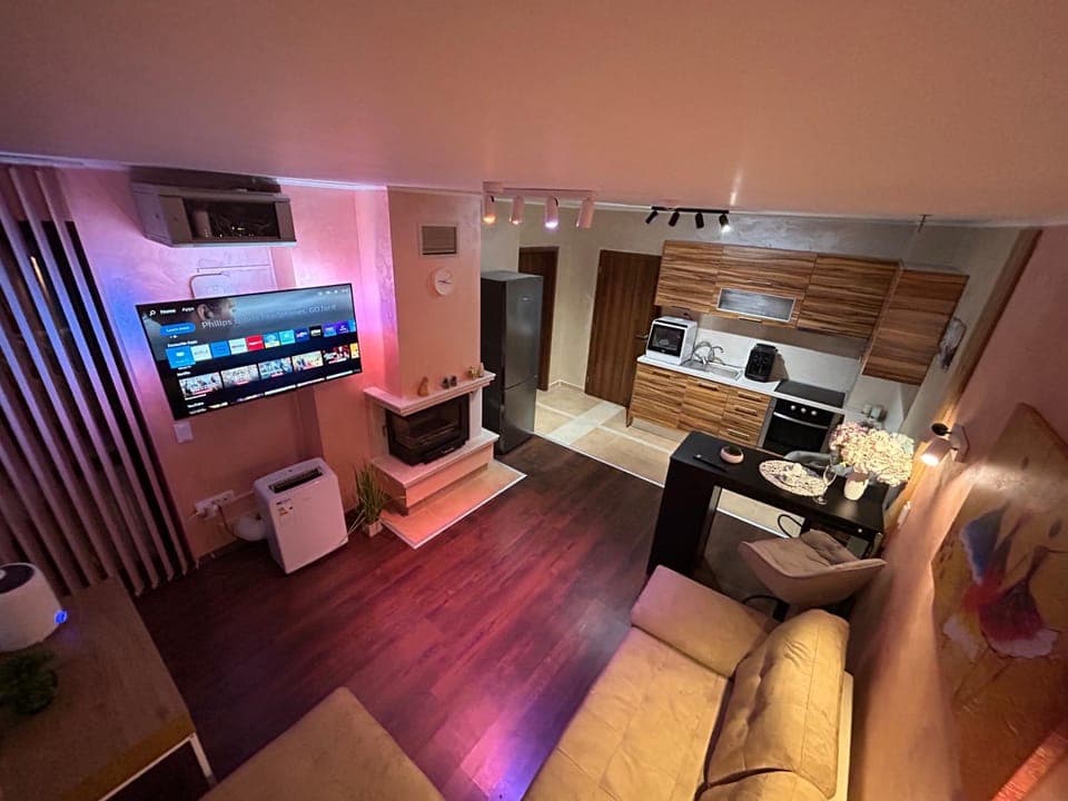 TV and multimedia, Kitchen or kitchenette, Living room, Seating area, oven