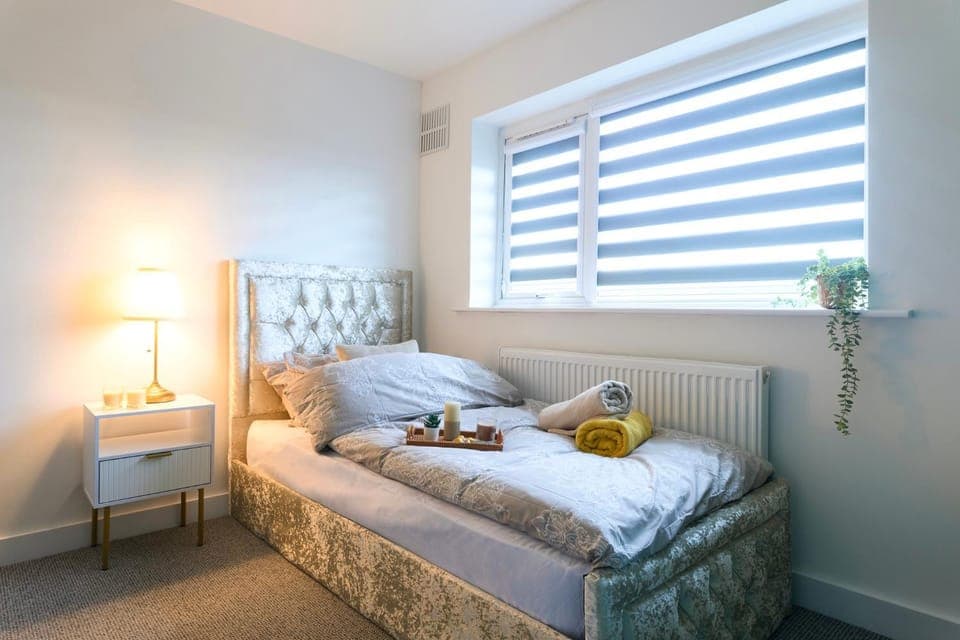 Bed, Photo of the whole room, Bedroom, towels