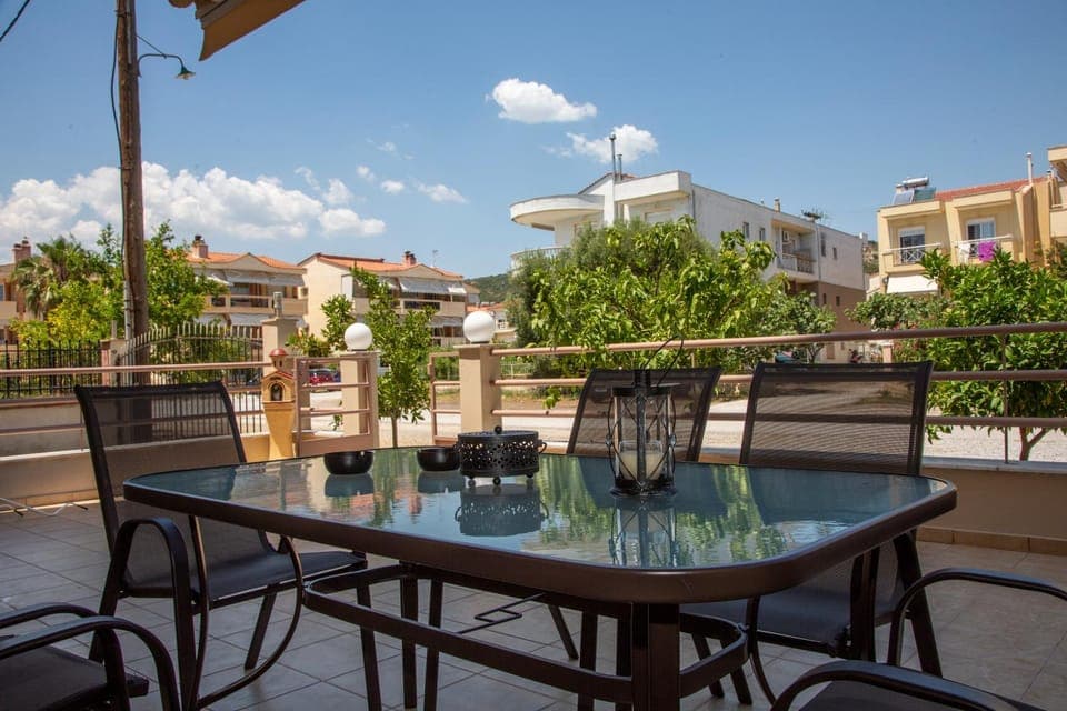 Property building, Day, Balcony/Terrace