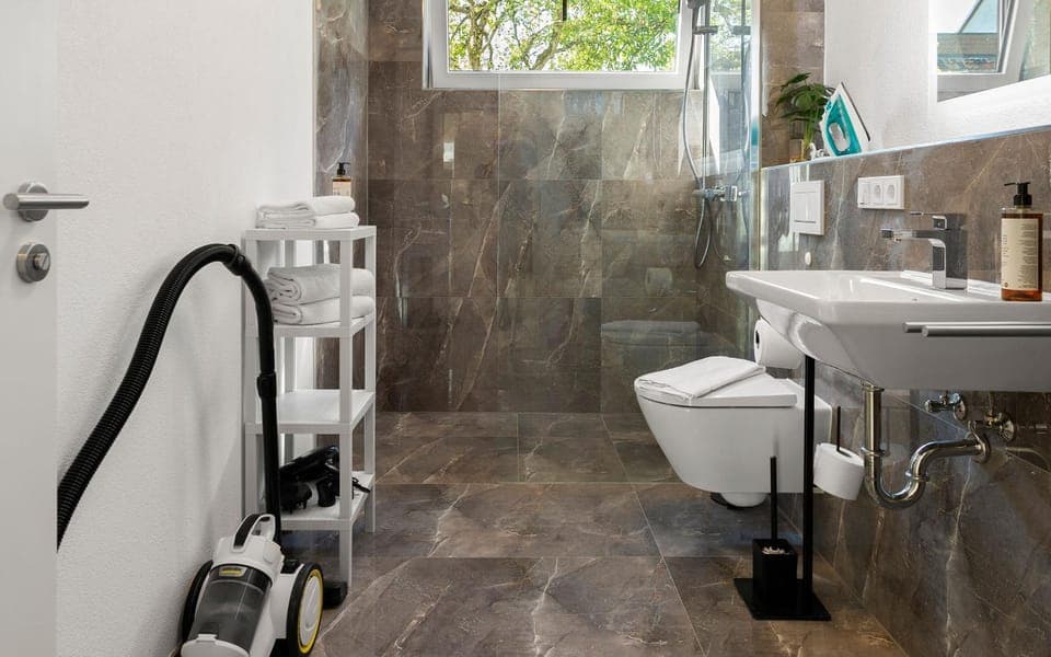 Shower, Toilet, Bathroom, towels