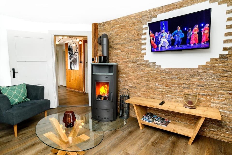 Communal lounge/ TV room, TV and multimedia, Living room, Evening entertainment, oven