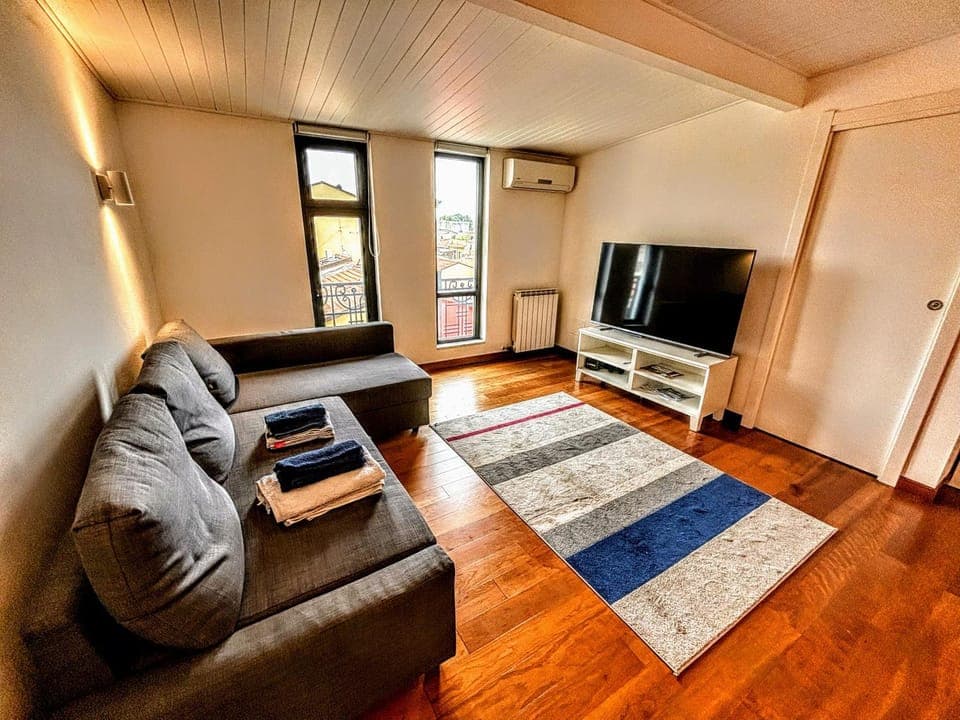 Communal lounge/ TV room, TV and multimedia, Living room, Seating area, Evening entertainment, air conditioner