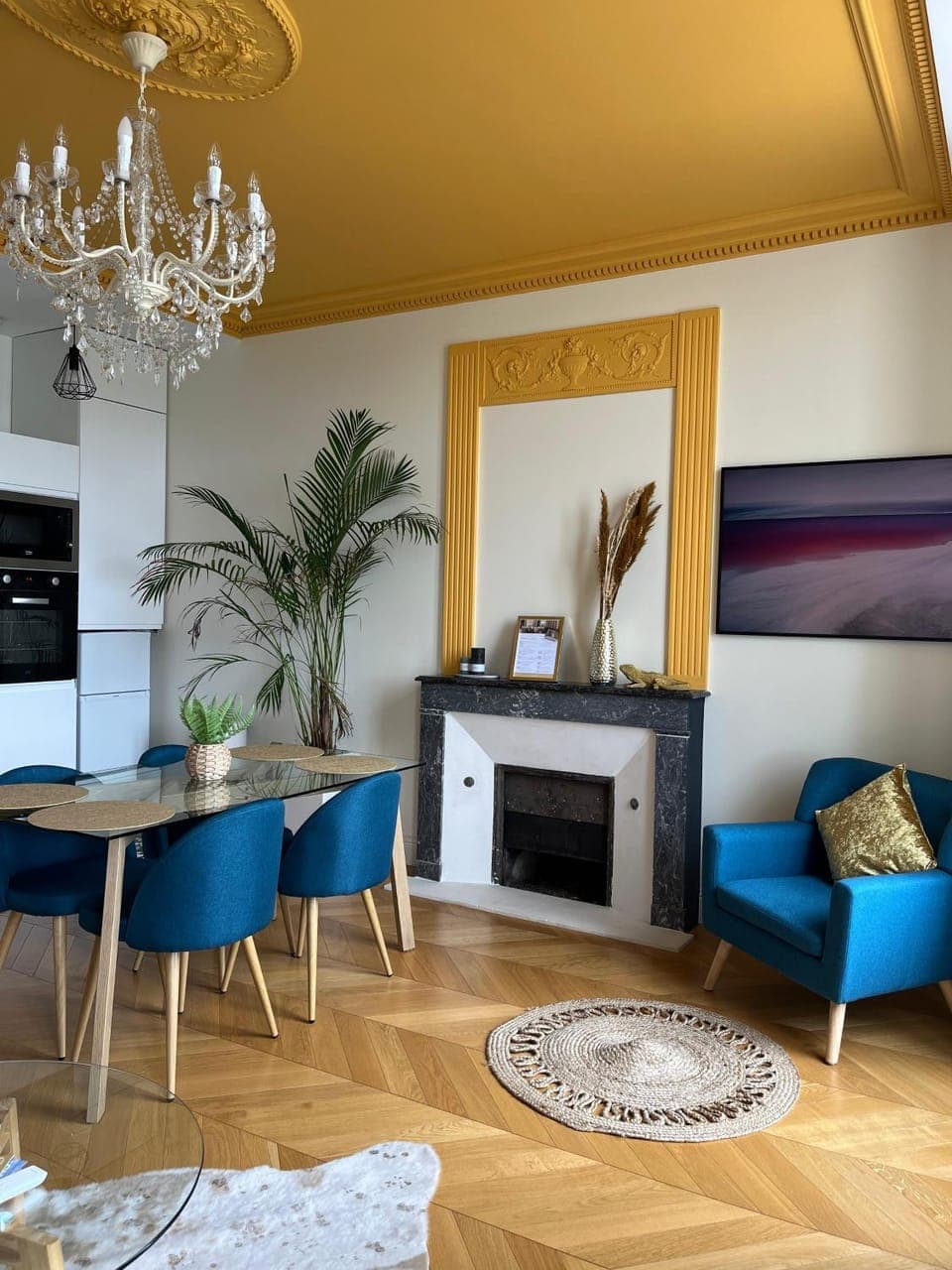 Living room, Seating area, Dining area, fireplace