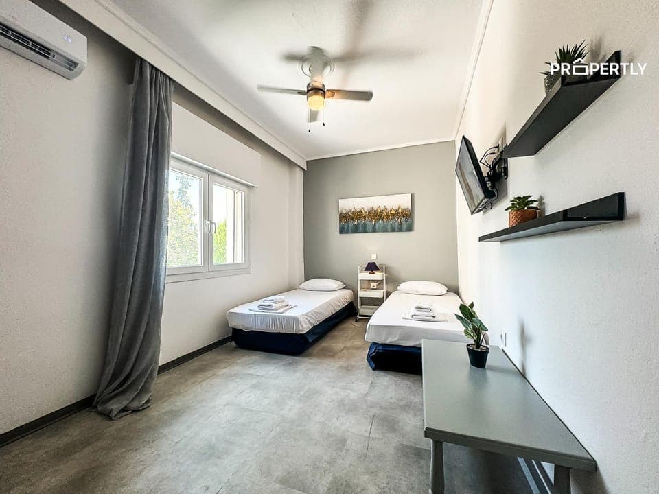 Bed, TV and multimedia, Photo of the whole room, Bedroom, towels, air conditioner