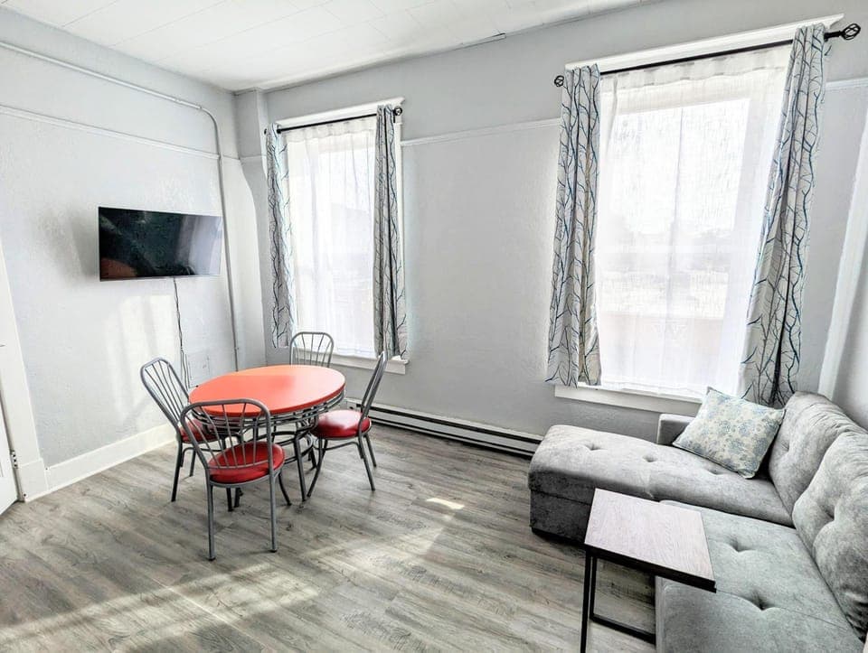 TV and multimedia, Living room, Seating area, Dining area