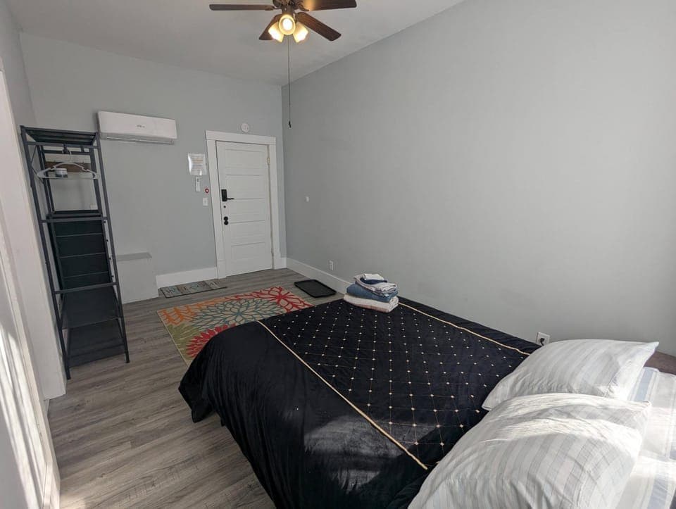 Photo of the whole room, Bedroom