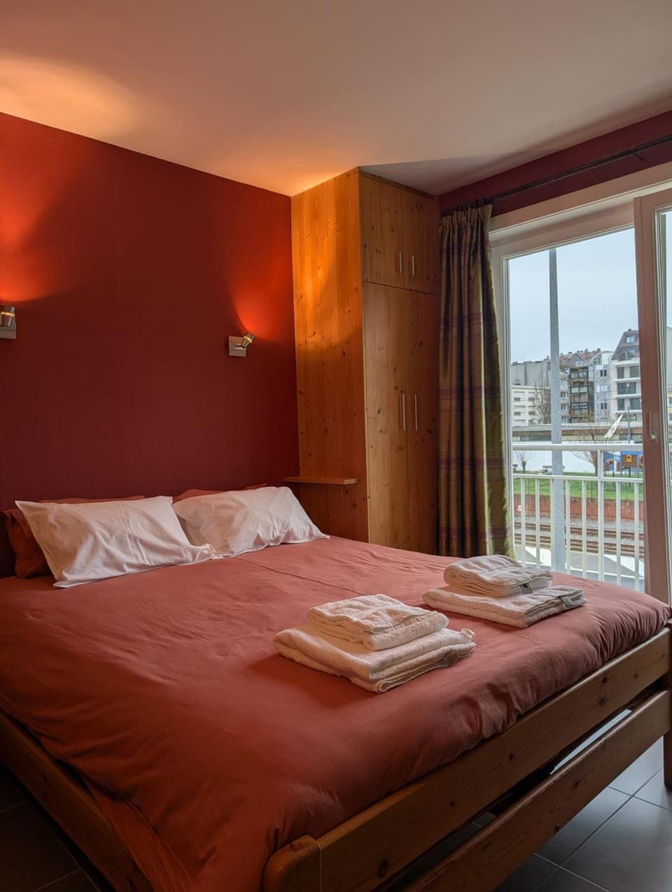 Bed, Bedroom, towels