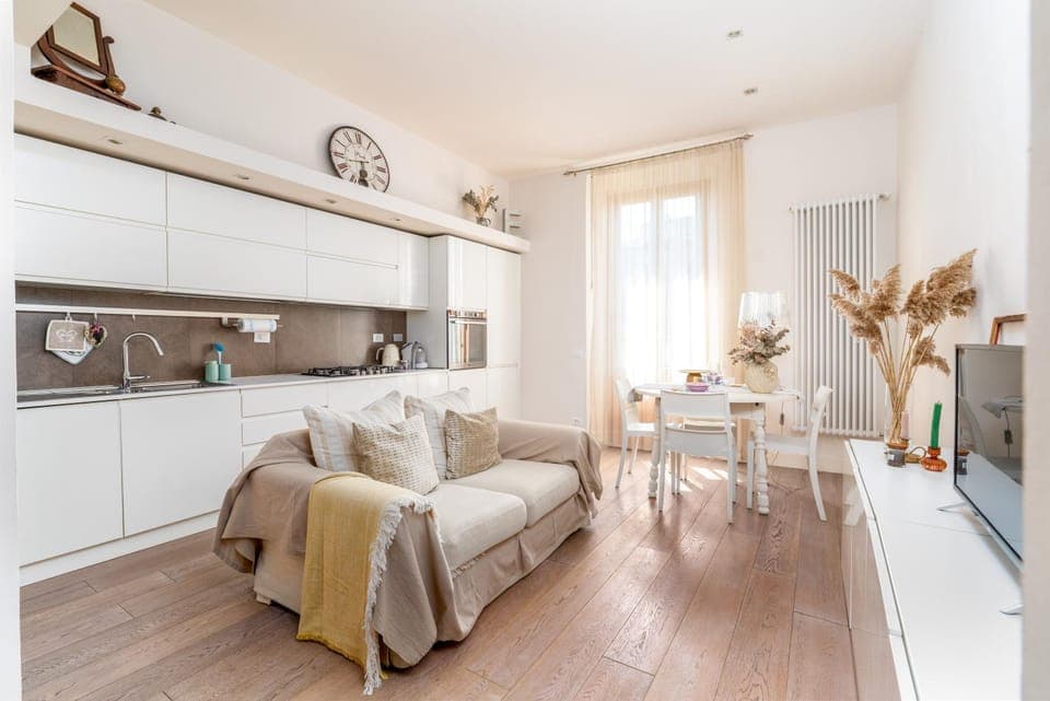 Kitchen or kitchenette, Living room, Seating area, Dining area