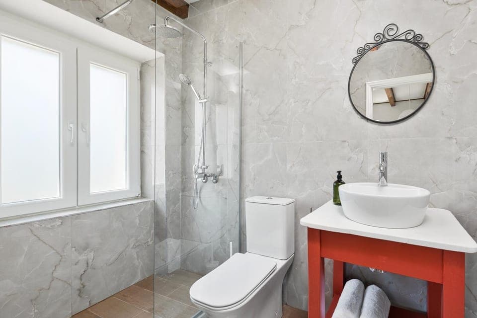 Shower, Toilet, Bathroom, towels