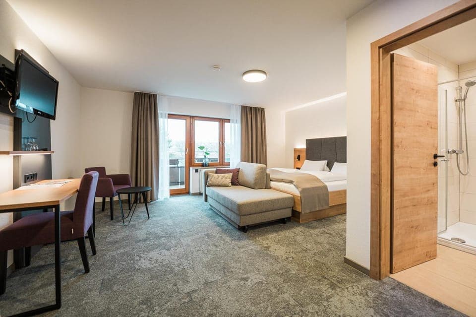 Bed, TV and multimedia, Living room, Photo of the whole room, Seating area, Bedroom