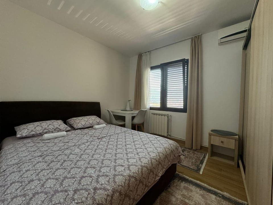 Bed, Photo of the whole room, Bedroom, air conditioner
