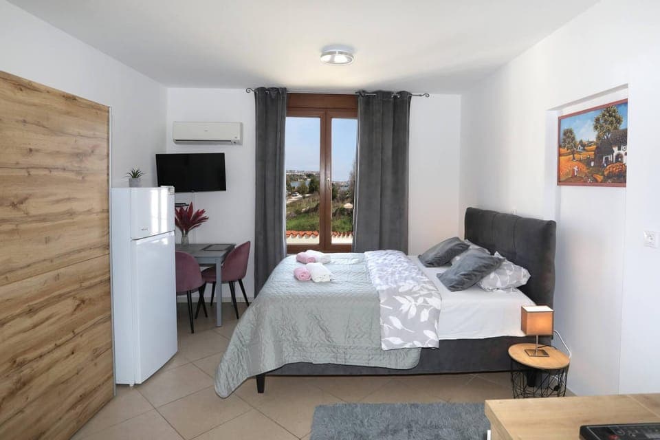 Sea view, Area and facilities