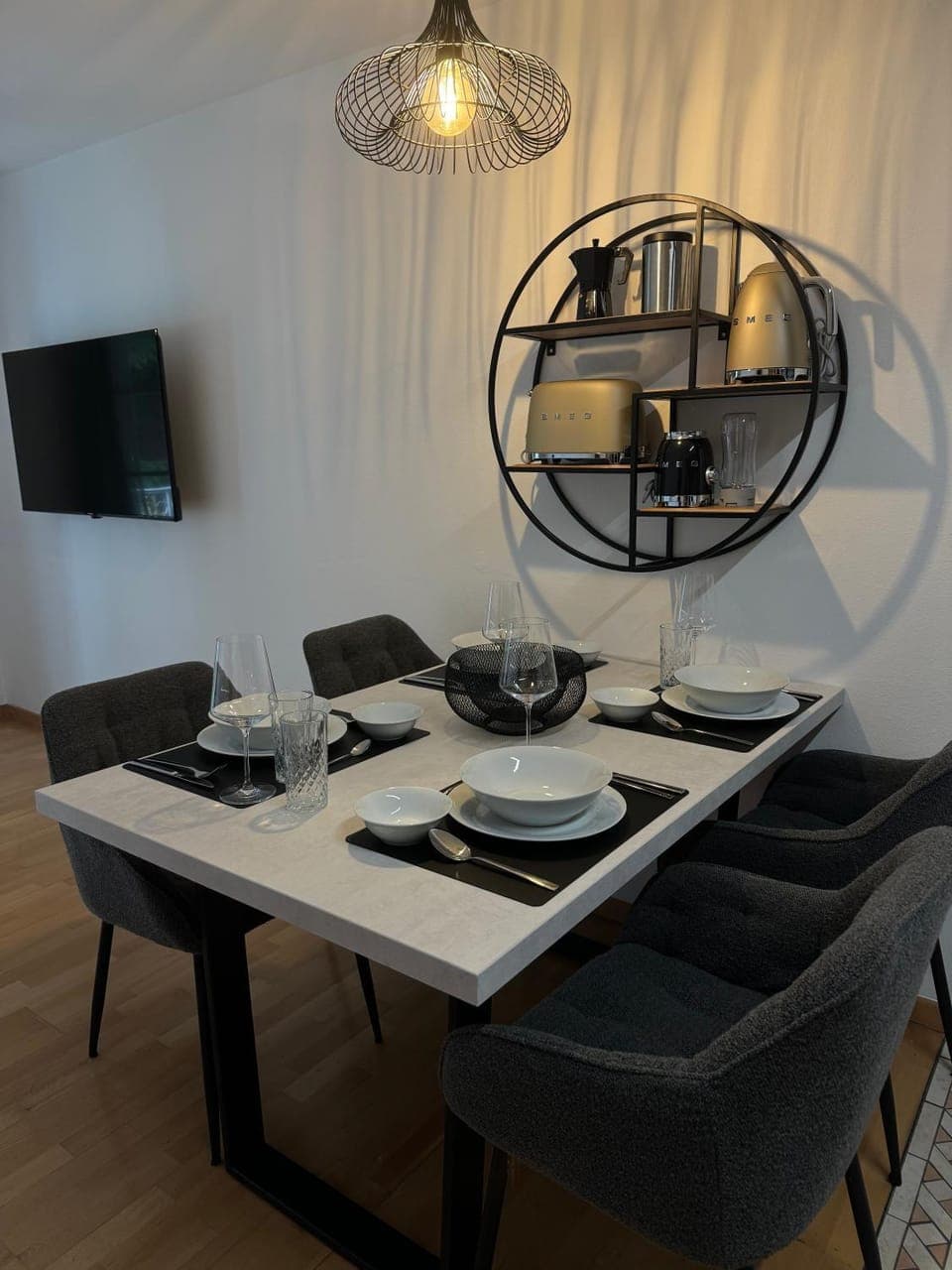 TV and multimedia, Living room, Seating area, Dining area