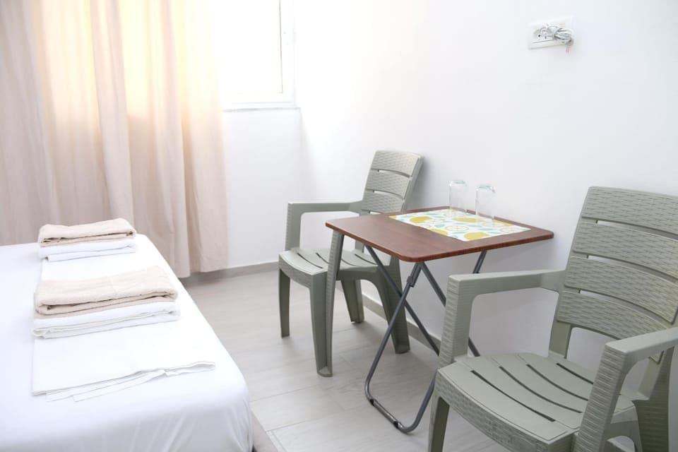 Bed, Dining area, Bedroom