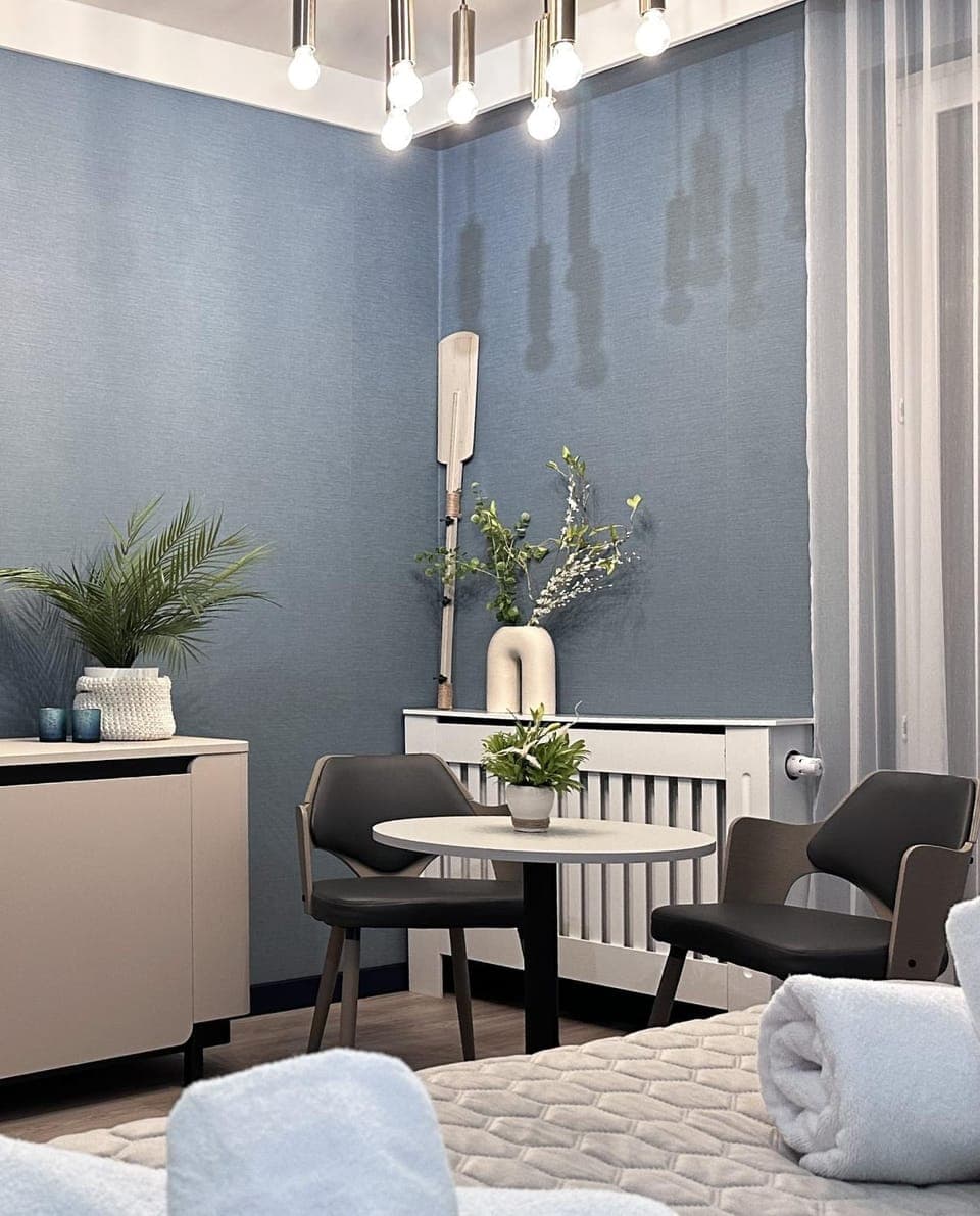 Photo of the whole room, Seating area