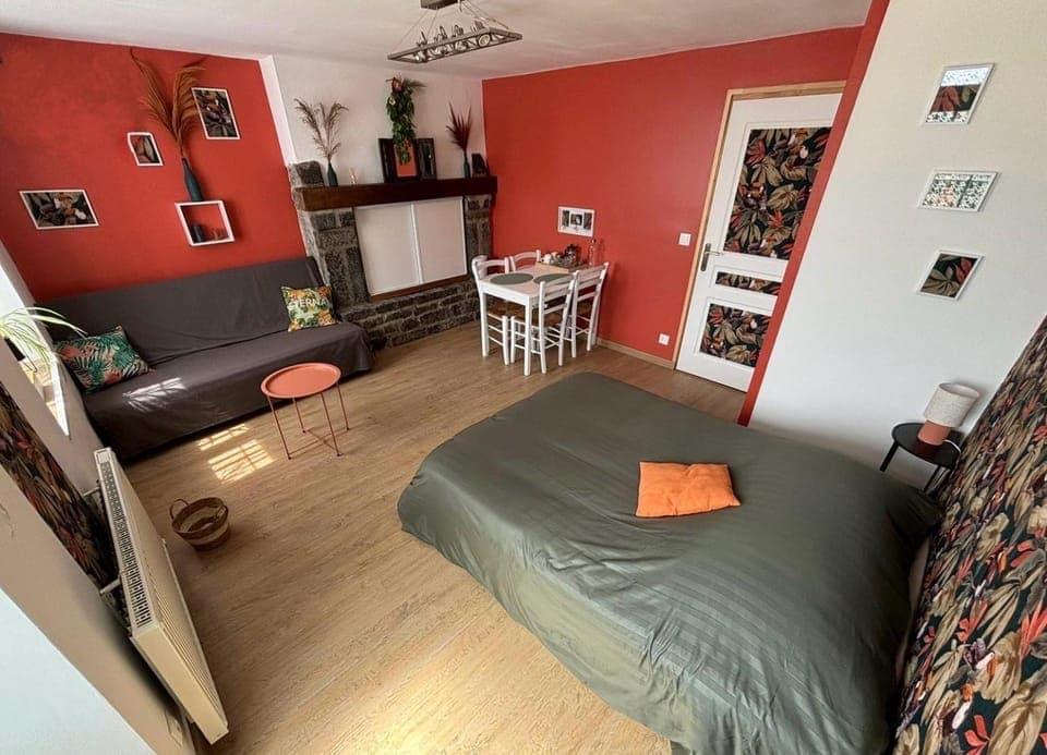 Bed, Living room, Photo of the whole room, Seating area, Dining area, Bedroom