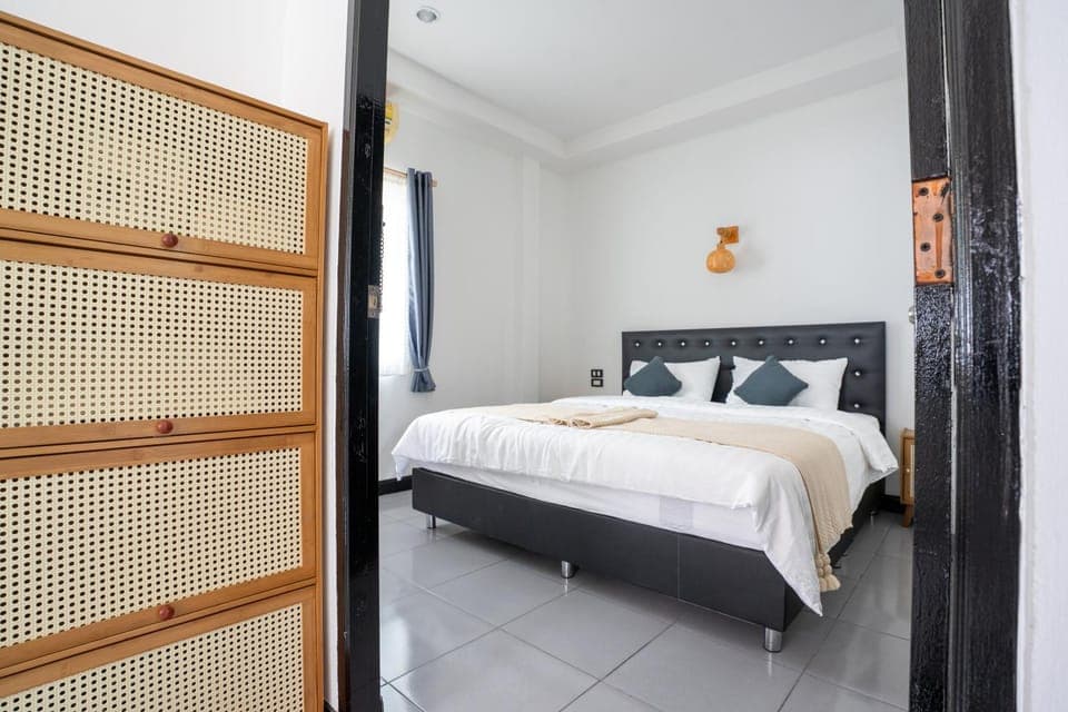 Bed, Photo of the whole room, wardrobe