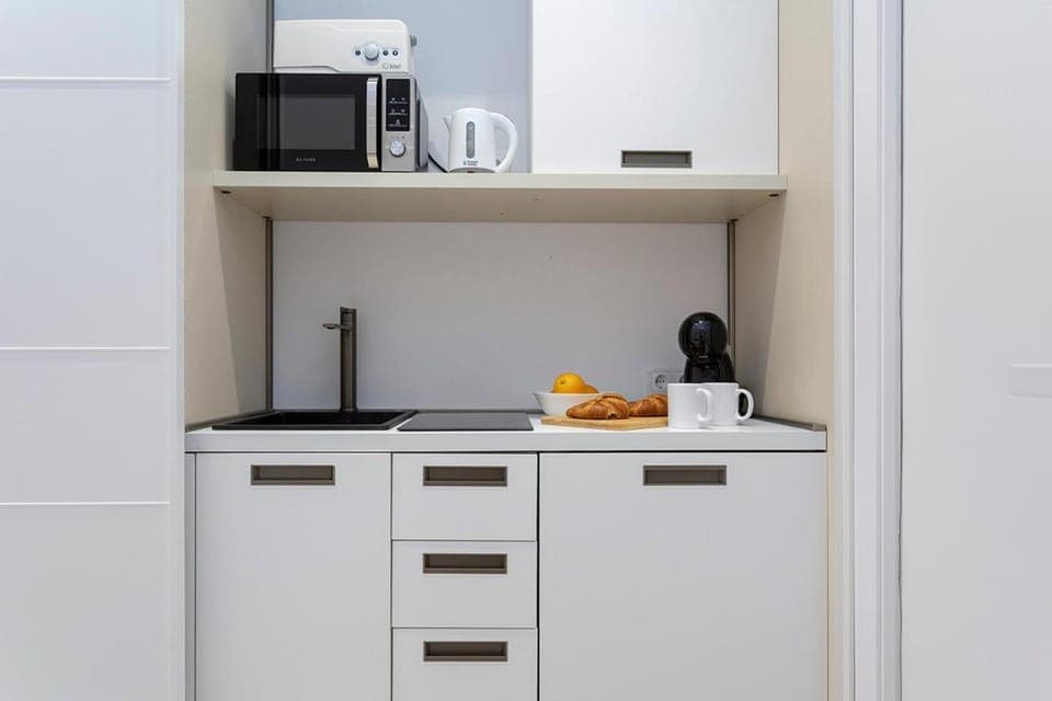 Coffee/tea facilities, Kitchen or kitchenette, microwave, stove, toaster