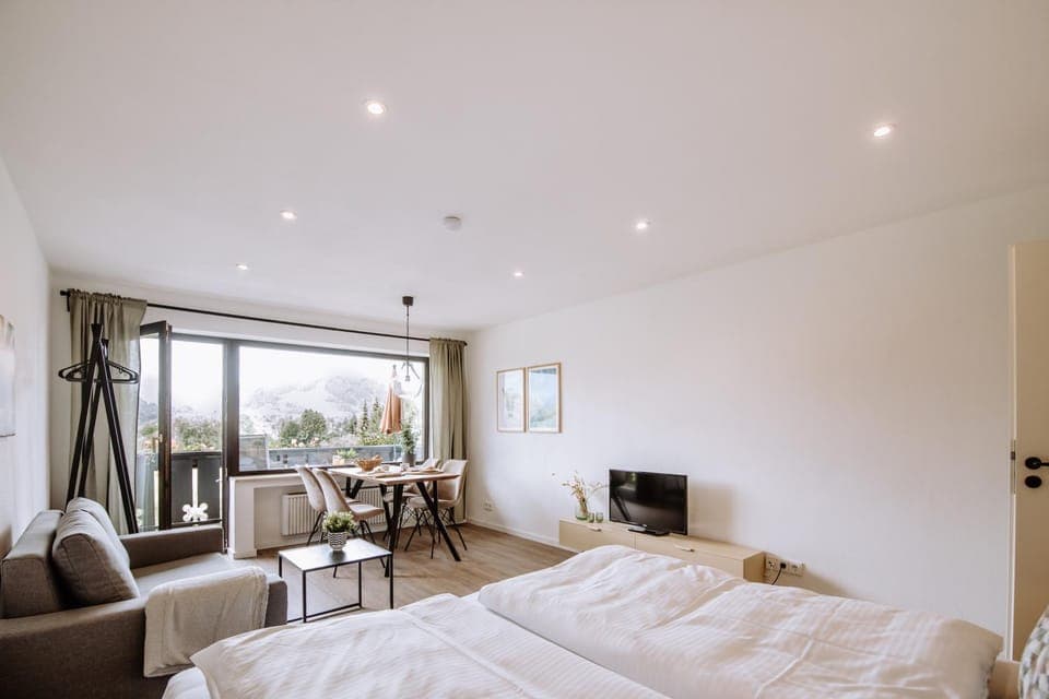 Bed, Photo of the whole room, Seating area