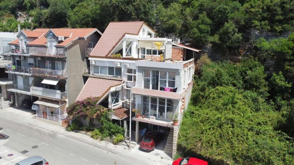 Property building, Location