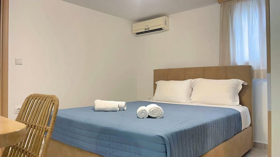 Bed, Bedroom, air conditioner